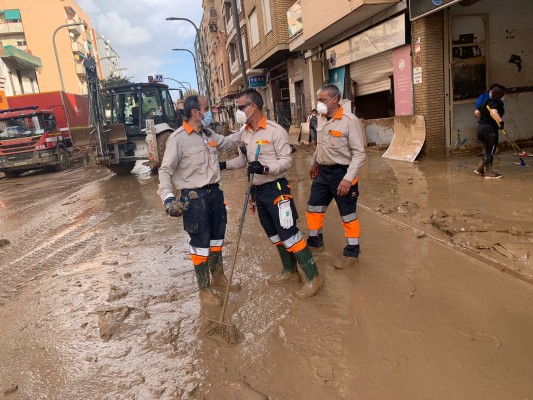 Profesionales de Repsol Cartagena, al pie del cañón en las labores de recuperación tras la Dana