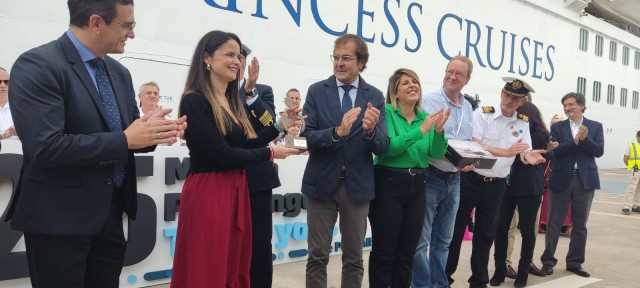 Cartagena celebra a su pasajera 2,5 millones: una gijonesa enamorada del Mediterráneo descubre la ciudad