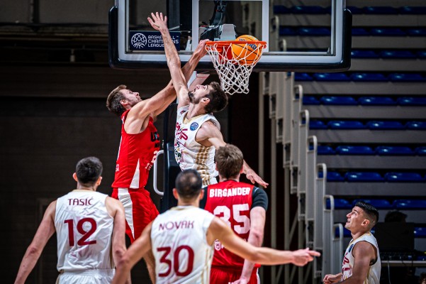 El UCAM CB, con un 0-20 cuando peor lo pasaba, gana en Belgrado para ser líder europeo