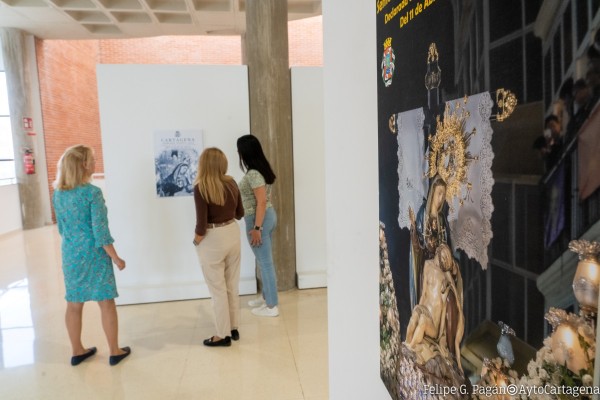 El Luzzy acoge una muestra con las 17 obras que concursan para el cartel de la Semana Santa de Cartagena
