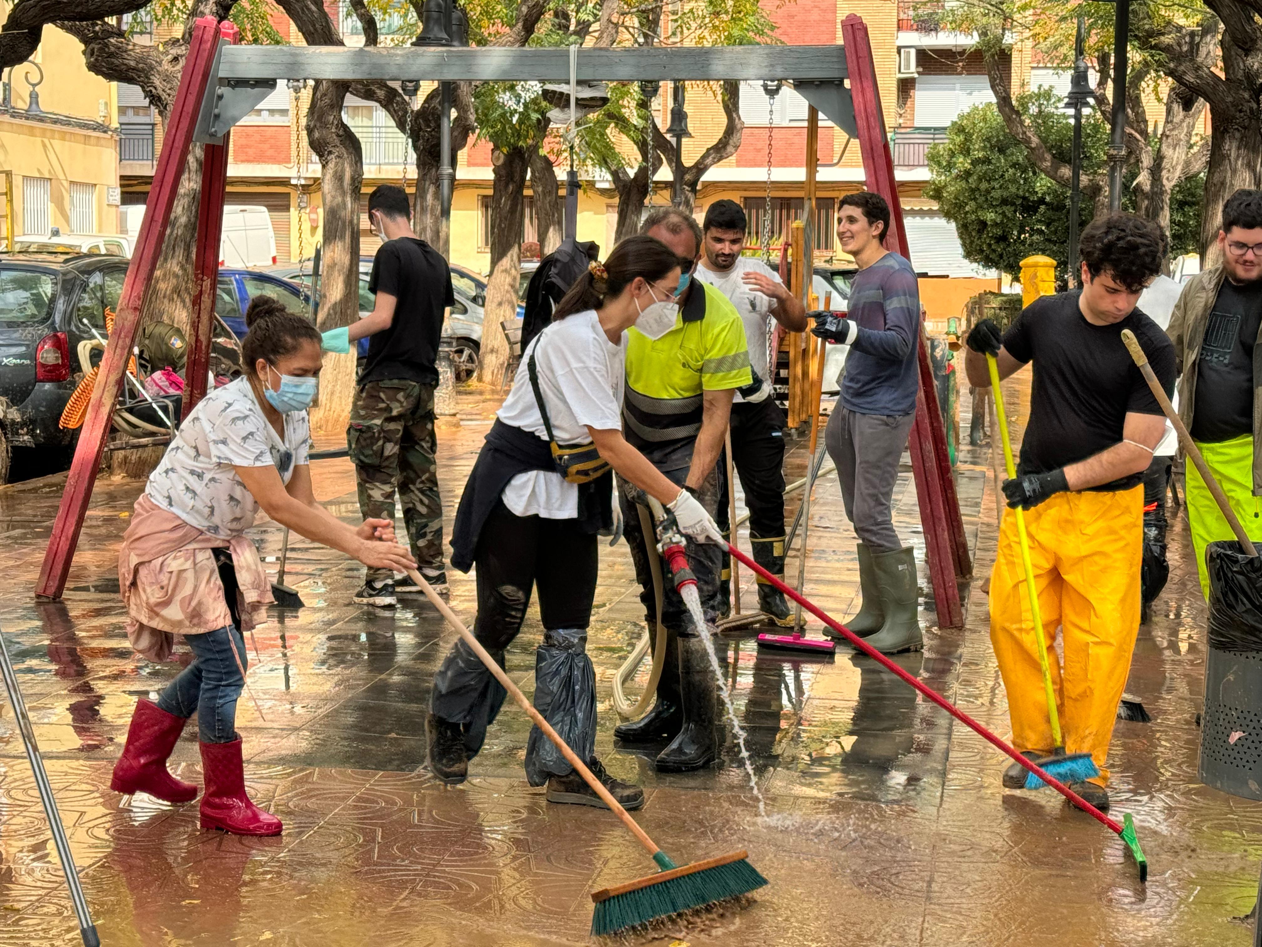 Limpieza a pie de calle y máquinas y grúas sin tregua: Castelló trabaja en la zona cero de la Dana