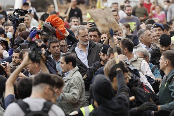 El estallido de indignación de Paiporta salpica de barro a las autoridades