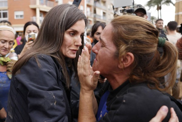 Una vecina de Paiporta se derrumba ante la reina: 