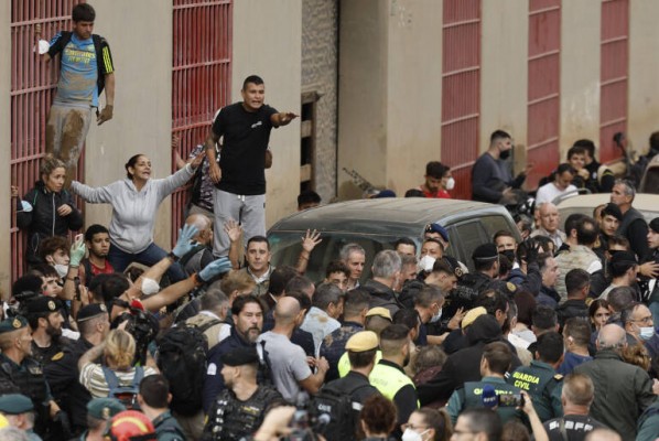 Paiporta recibe con barro al Rey, Sánchez y Mazón: 