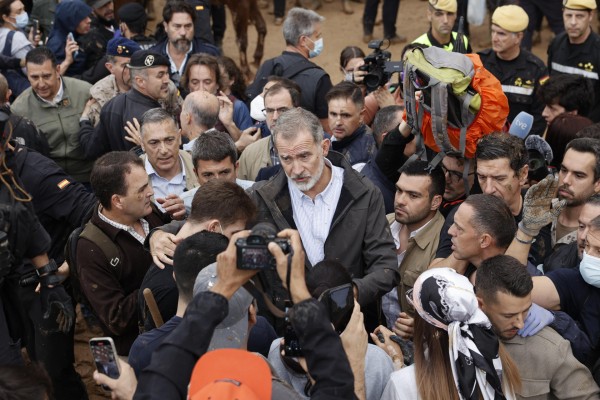 Paiporta recibe con barro al Rey, Sánchez y Mazón y al grito de 