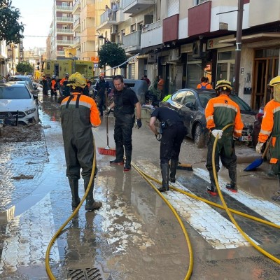 El alcalde de Mula se remanga en Valencia y ayuda con las labores de limpieza