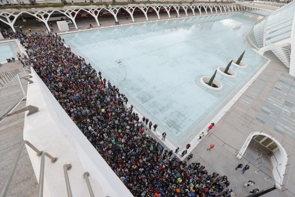 Miles de voluntarios parten de la Ciudad de las Artes a los pueblos más afectados

