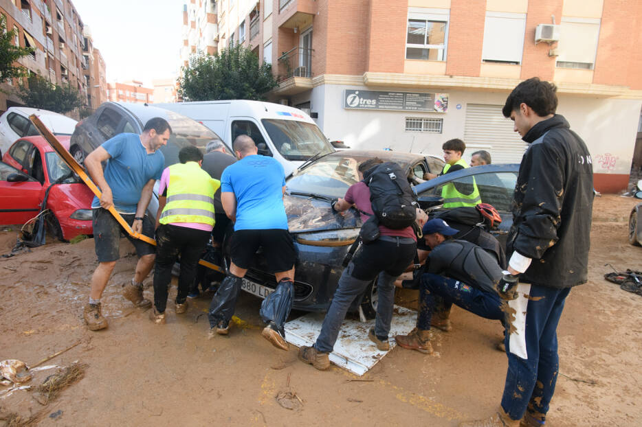 Los fallecidos en Paiporta son ya 62, muchos de ellos atrapados en plantas bajas y garajes
