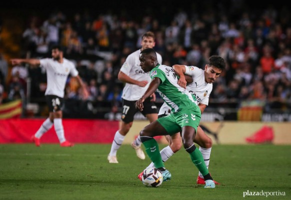 El Valencia CF ha perdido tres de sus últimos cuatro encuentros ante el Betis en Mestalla
