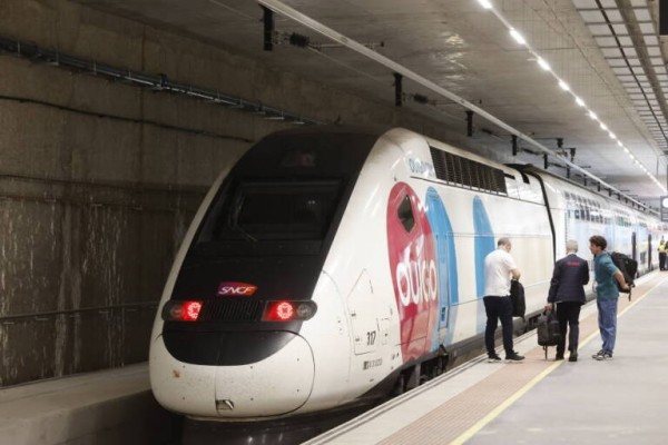 Ouigo saca a la venta 10.000 billetes a un euro para viajar en tren de Murcia a Madrid