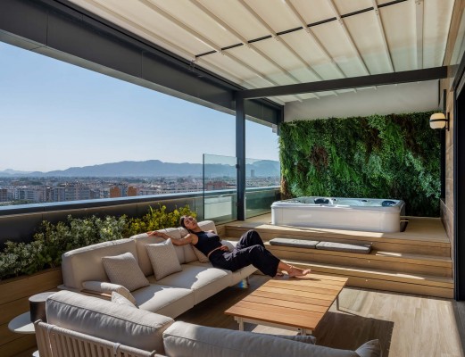 El ático de lujo en Murcia que tiene un jacuzzi, un jardín vertical en la terraza y además es inteligente