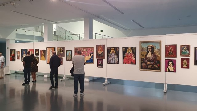 El pintor Rengo versiona a 'Damas y damiselas' de los principales museos del mundo: exposición en Molina de Segura