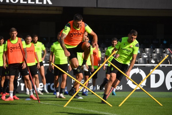 El Efesé busca ante el Elche romper su pésima racha yendo 
