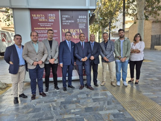 Los escaparates del pequeño comercio de los barrios de Murcia desembarcan en Alfonso X 