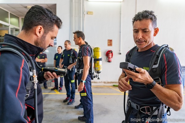 Los Bomberos de Cartagena estrenan 60 equipos respiratorios y recibirán un nuevo camión en 2026