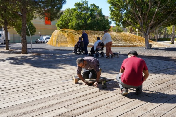 Cartagena pone a punto los suelos del exterior de El Batel con la reparación de las tablas de madera