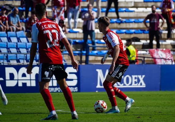 Gazzaniga es salvador y Saveljich goleador en Huelva: el Murcia sigue líder con acento argentino