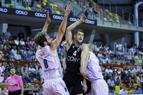 El Odilo vence al Obradoiro por 73-68 y logra su segundo triunfo en tres jornadas de la Primera FEB 