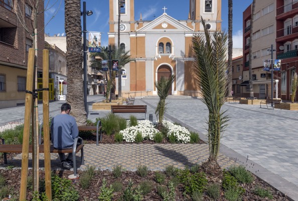 Así ha quedado la Plaza de la Iglesia de Santomera tras su reforma: un jardín 'fachada' y más espacio