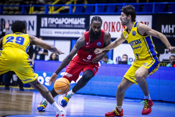 El UCAM CB tira de solidez para vencer en Grecia y estrenar su casillero europeo