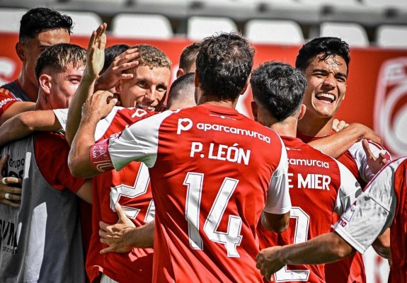 El Murcia gana al Alcorcón en una buena segunda parte y es líder provisional en la Primera RFEF 