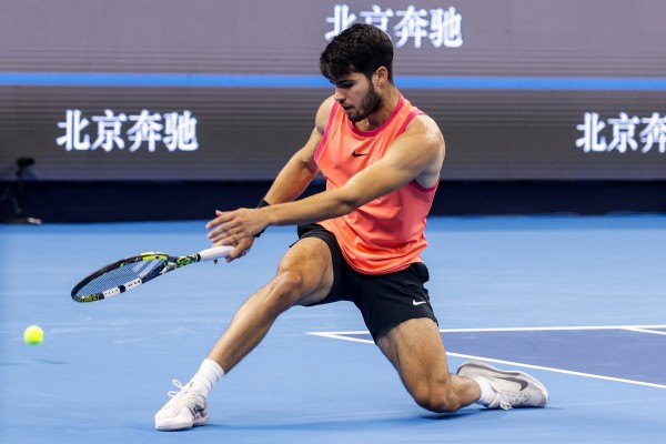 Alcaraz, a la final de Pekín sin ceder un set y tras superar con gran solidez a Medvedev