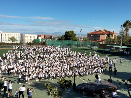 1.500 alumnos de Murcia y la Vega Baja de Alicante estrechan lazos con 16 países en el Día Mundial del Bienestar 