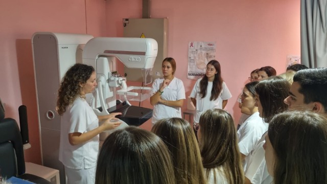 Los estudiantes de enfermería de la UJI potencian su formación en la unidad de mama del Provincial