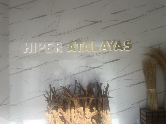 Reabre el gran bazar de Atalayas de más de dos mil metros que ardía hace dos años