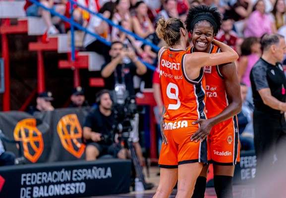 El Valencia Basket arrasa en la final para empezar el curso siendo supercampeón en Alcantarilla