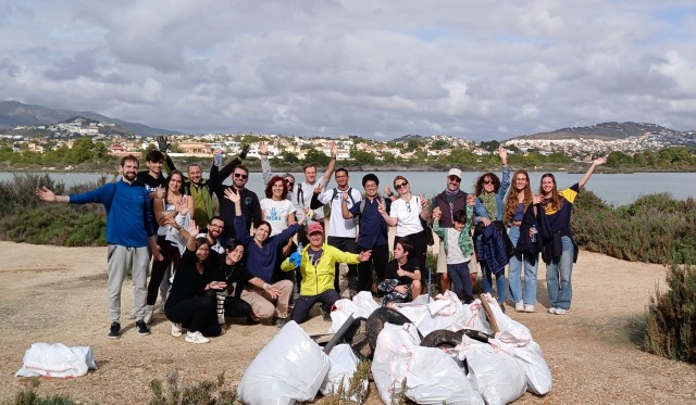 Calp recoge cerca de 1000 kilos de residuos en la jornada de limpieza de los fondos del puerto 