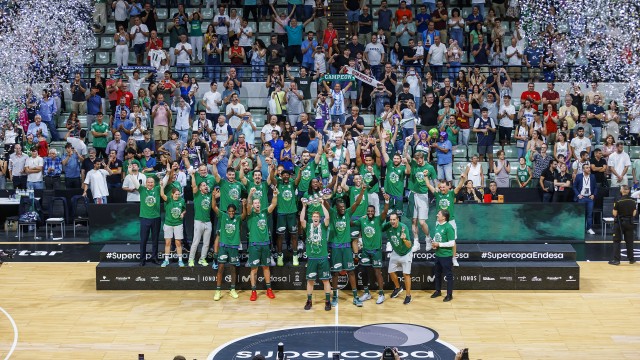 El Unicaja frena al Madrid y conquista en Murcia su primera Supercopa