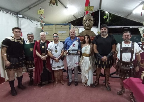 Tomás Martínez Pagán recibe la daga de 'Legionario de Honor' de la Legión de Escipión

