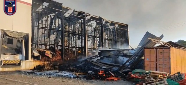 Un incendio calcina un almacén de pimentón de Muñoz Pujante en El Esparragal
