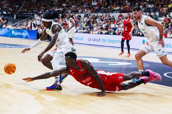 El UCAM Murcia CB cae ante un Unicaja coral y físico y se vuelve a quedar sin final en casa