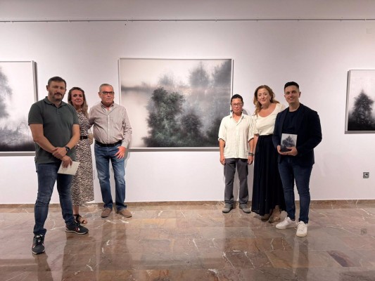 Los paisajes brumosos y reflexivos del pintor surcoreano Kihong Chung llegan al Museo de Archena