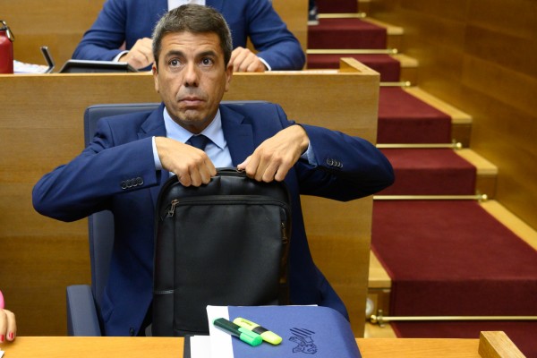 Mazón se marca tres horas de reproches al Botànic y remata con una treintena de anuncios