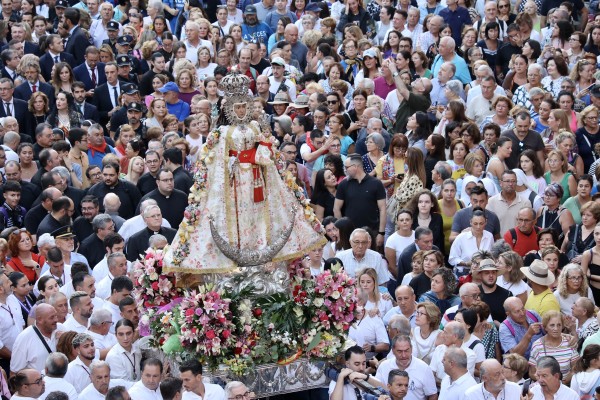 Una Romería multitudinaria llena de devoción las calles de Murcia para acompañar a 'La Morenica'