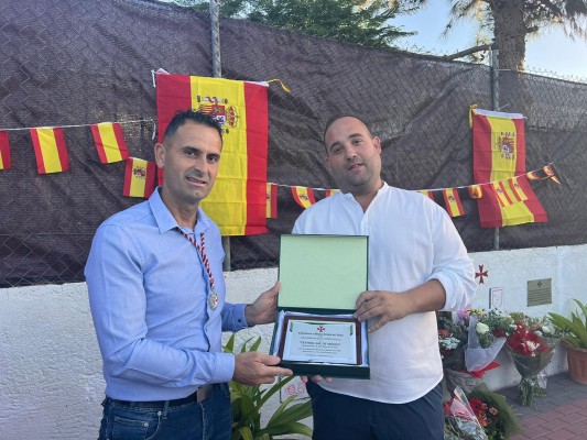 Torreagüera entrega la Cruz al Mérito Social al Ayuntamiento de San Pedro, por el festival inclusivo 'Sal de Música'