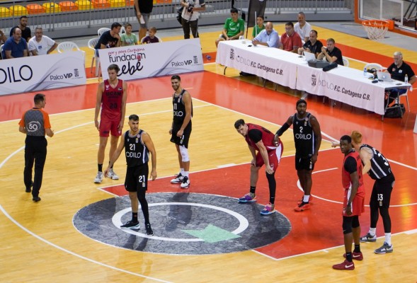 El UCAM CB impone su superior categoría y gana el derbi en Cartagena por 64-97
