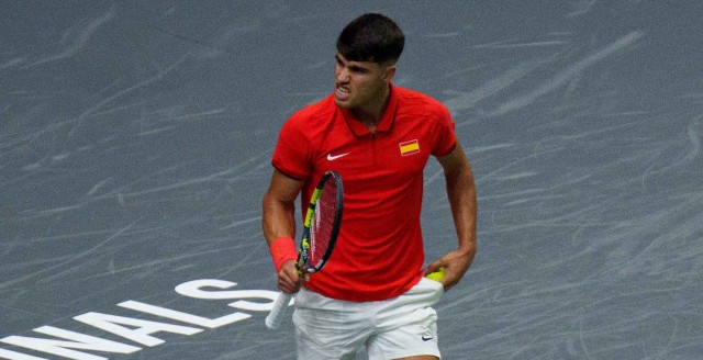 Alcaraz ejerce de líder, arrolla al francés Humbert y clasifica a España para la Final a Ocho de Málaga