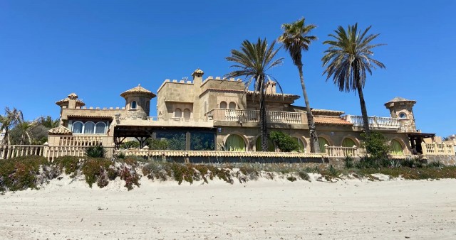 ¡Ah del Castillo de La Manga! Así es esta vivienda de cuento  a orillas del Mediterráneo llena de fantasía e historias 