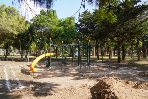 El Parque de la Rambla renueva la zona infantil, ensancha los itinerarios y cambia los bancos en su reapertura