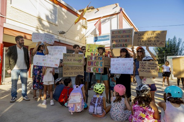 Más de 150.000 escolares vuelven a las aulas en la Región: escenas de ilusión... pero también de protestas en dos centros