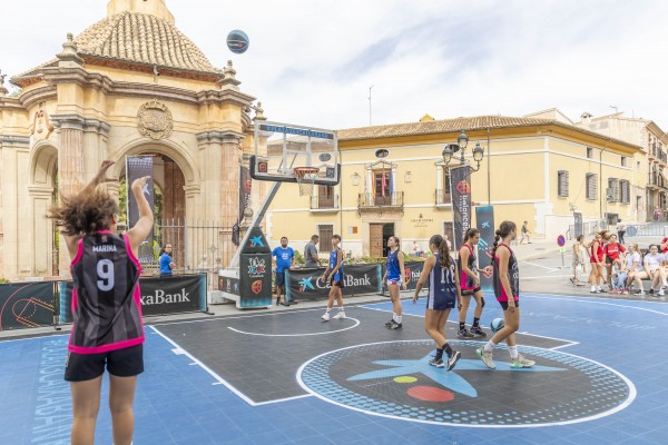 El baloncesto triunfa en Caravaca de la Cruz con el 'Plaza 3x3 CaixaBank'