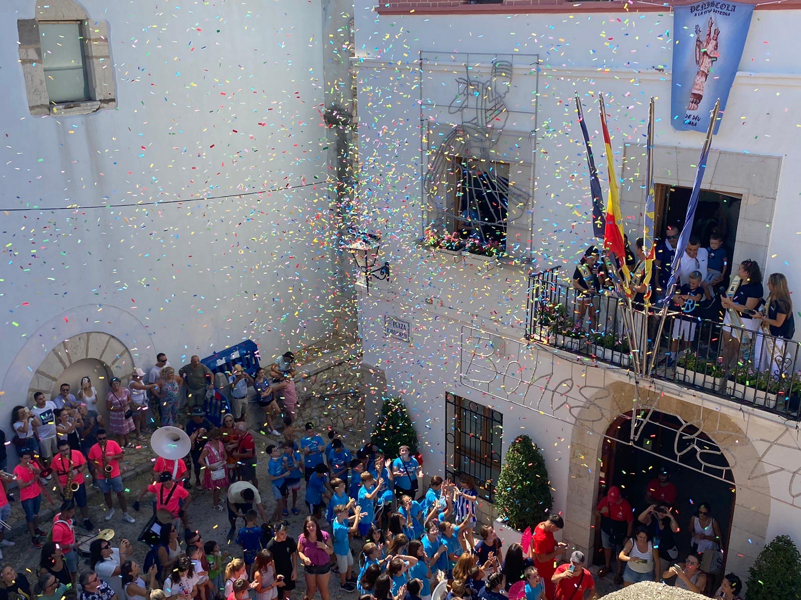 Peñíscola inicia sus fiestas con el tradicional volteo general de campanas y los cohetes anunciadores