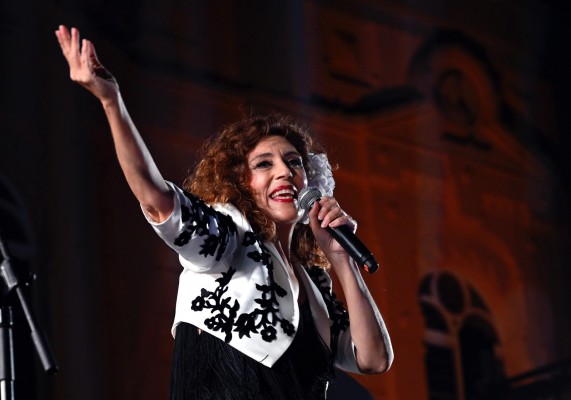 Pregón con banda sonora: Pepa Aniorte se sube al escenario y baja con un espectáculo