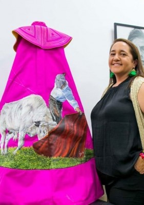 Los capotes de Mer Fidalgo convertidos en 'Revoleras de colores' llegan al Museo Taurino de Alicante