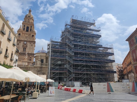 La fachada de la Catedral de Murcia recupera su esplendor y vuelve a lucir sin lona