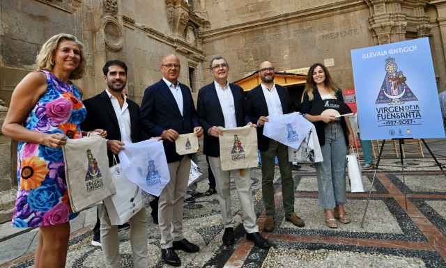 Gorras, pañuelos y 'tote bags' llevarán la imagen de la Virgen de la Fuensanta, que estrena diseño